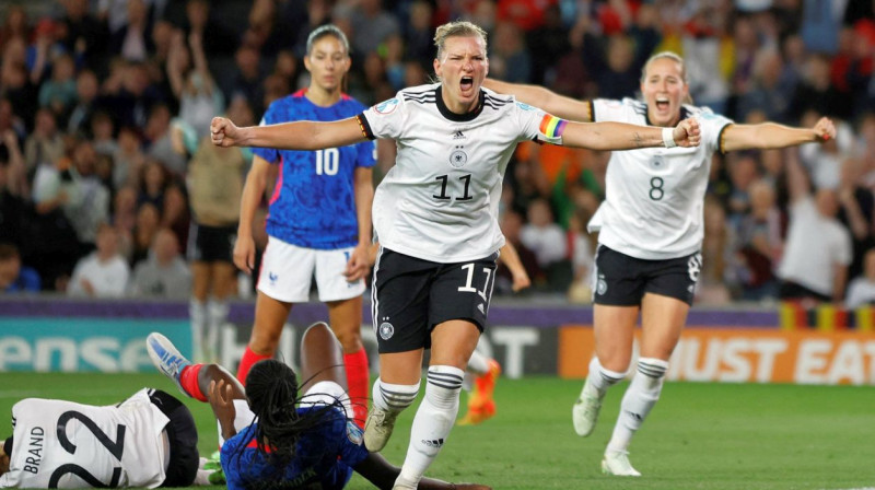 Vācijas izlases futboliste Aleksandra Popa (priekšplānā) svin vārtu guvumu. Foto: John Sibley/Reuters/Scanpix