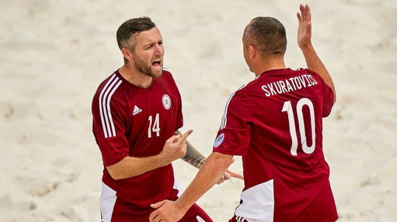 Latvijas izlases pludmales futbolisti Aleksejs Lavrenovs un Mihails Skuratovičs svin vārtu guvumu. Foto: beachsoccer.com