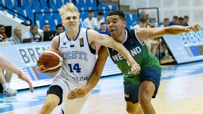 Igaunijas U18 izlases basketbolists Kaspars Kūsmā ar bumbu spēlē pret Īriju. Foto: FIBA