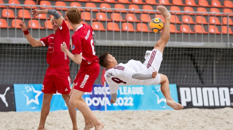 Latvijas izlases pludmales futbolists Renārs Pastars izdara sitienu. Foto: beachsoccer.com
