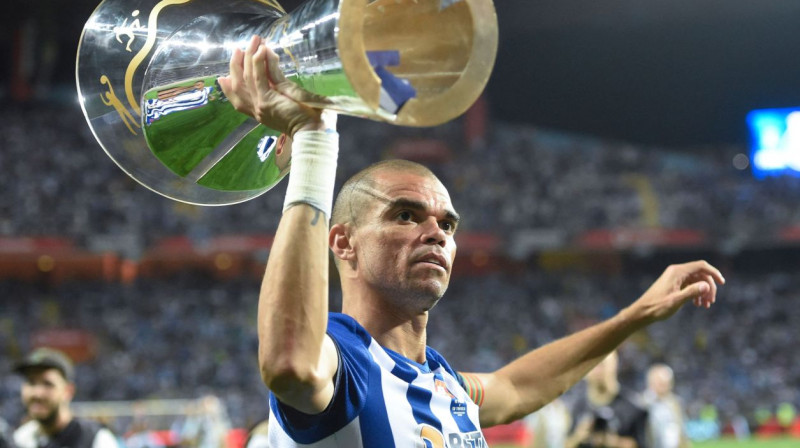 "Porto" komandas kapteinis Pepe ar Portugāles Superkausu rokā. Foto: Miguel Riopa/AFP/Scanpix