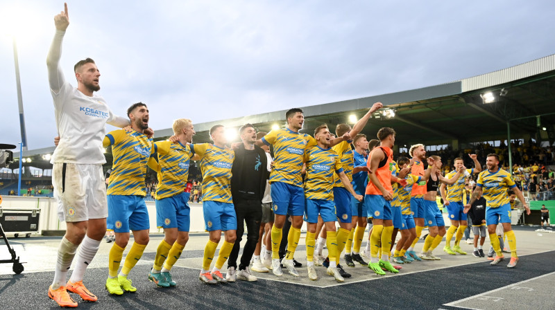 Braunšveigas "Eintracht" futbolisti pēc uzvaras Vācijas kausa spēlē. Foto: Daniel Reinhardt/DPA/Scanpix