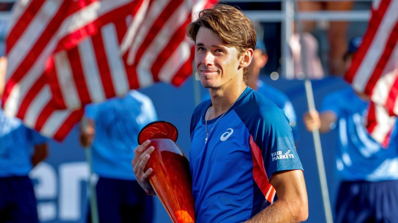 2022. gada Atlantas ATP 250 turnīra uzvarētājs Alekss de Minors. Foto: Erik S. Lesser/EPA/Scanpix