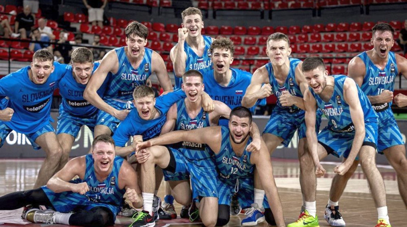 Slovēnijas U18 izlases basketbolisti svin iekļūšanu Eiropas meistarsacīkšu pusfinālā. Foto: FIBA