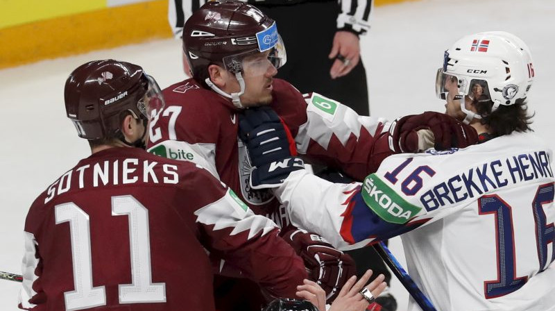 Kristaps Sotnieks un Oskars Cibuļskis Latvijas izlasē. Foto: EPA/Scanpix