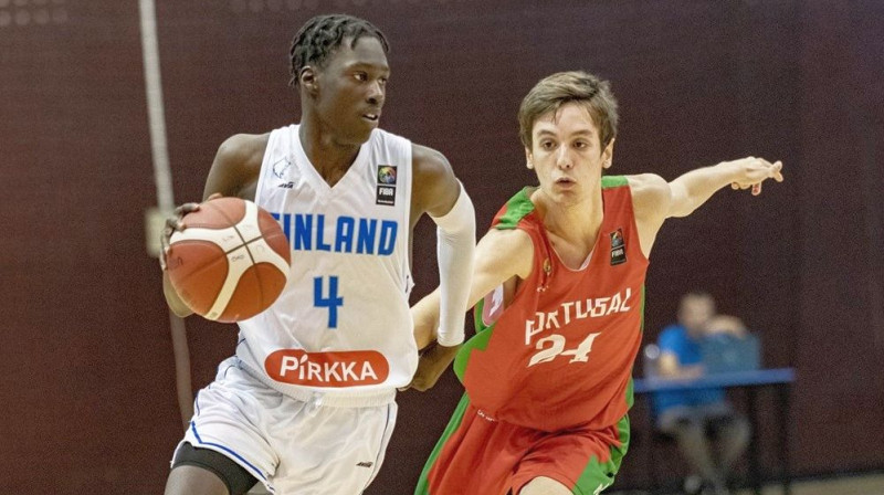 Somijas U18 izlases basketbolists Moriss Ugusuks ar bumbu. Foto: FIBA