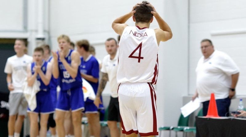 Jēkabs Niedra (#4) sašutis par notikumiem laukumā spēlē ar Igauniju. Foto: basket.ee