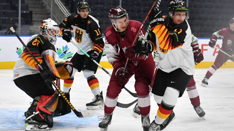 Latvijas U20 izlase cīņā ar vienaudžiem no Vācijas. Foto: LHF