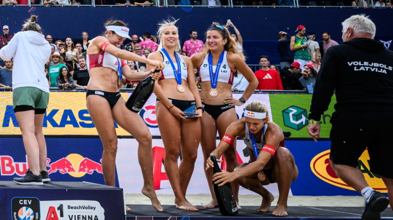 Anastasija Kravčenoka, Anete Namiķe, Varvara Brailko, treneris Aigars Birzulis. Foto: Conny Kourth / CEV