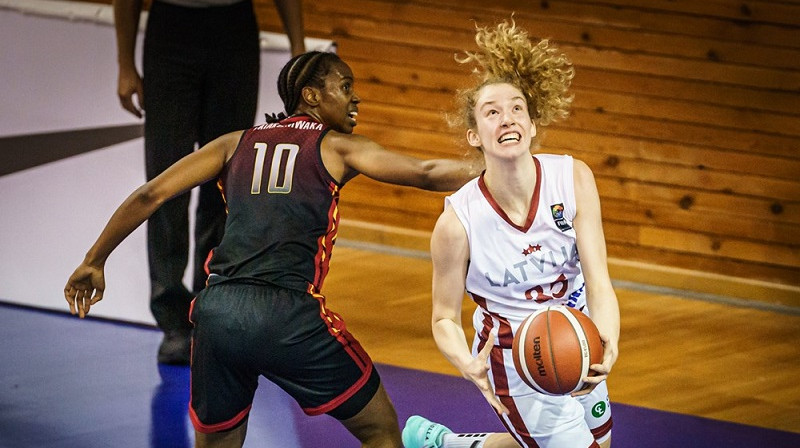 Luīze Sila spēlē pret Beļģiju 2022. gada 7. augustā. Foto: FIBA
