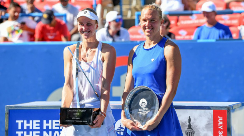 2022. gada Vašingtonas "Citi Open" finālistes Ļudmila Samsonova un Kaja Kanepi. Foto: Kyle Gustafson/Zumapress.com/Scanpix