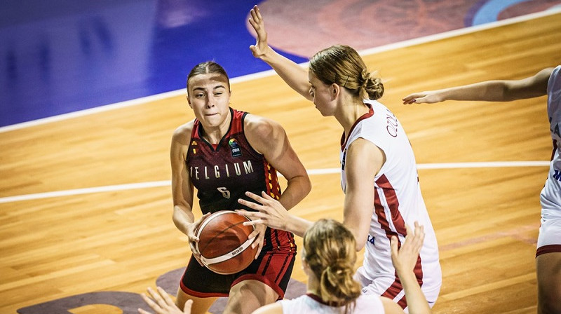 Katrīna Ozola un Elīna Briede aizsardzībā pret Beļģiju. Foto: FIBA