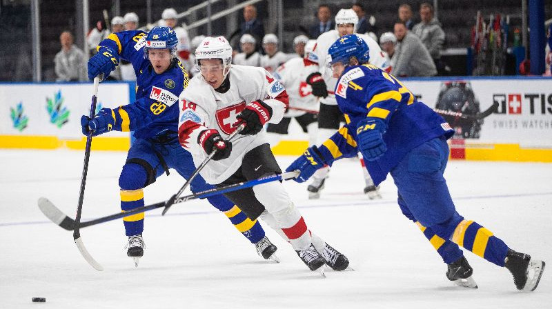 Šveices U20 izlase uzbrukumā pret vienaudžiem no Zviedrijas. Foto: TT NYHETSBYRÅN/Scanpix