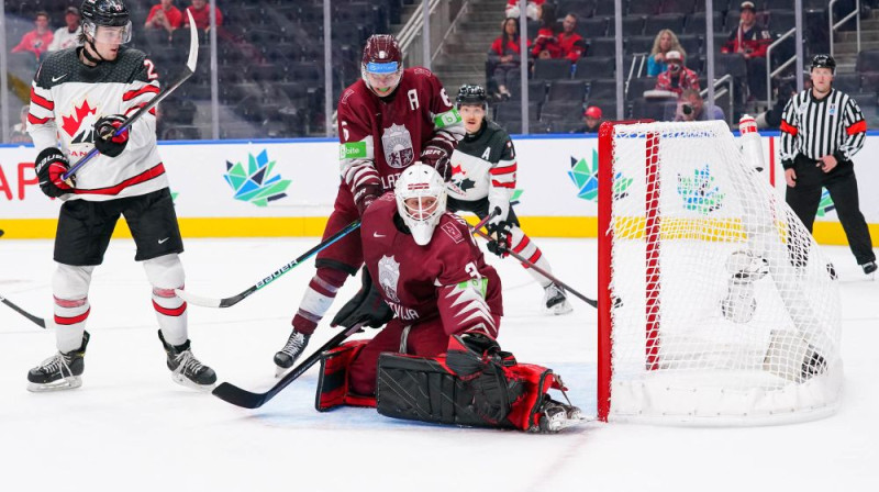 Patriks Bērziņš vārtos pret Kanādu. Foto: IIHF