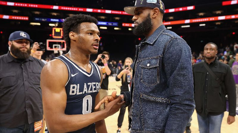 NBA superzvaigzne Lebrons Džeimss kopā ar dēlu Broniju (#0). Foto: GETTY IMAGES NORTH AMERICA/Scanpix