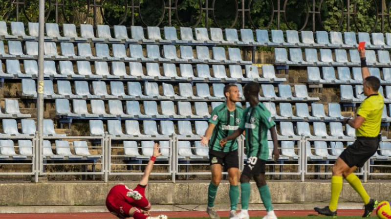 Daniils Ulimbaševs tiek noraidīts par rupju spēli pret Robertu Savaļnieku. Foto: FK Liepāja