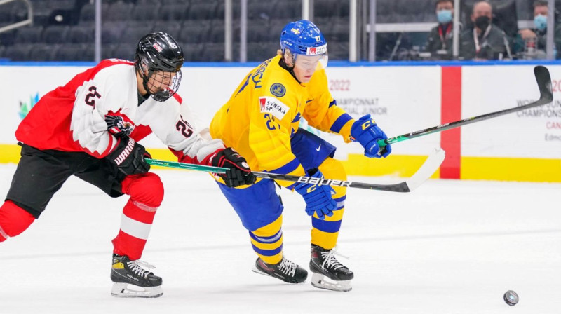 Zviedrijas U20 izlases uzbrucējs Teodors Nīderbahs dodas uzbrukumā. Foto: IIHF