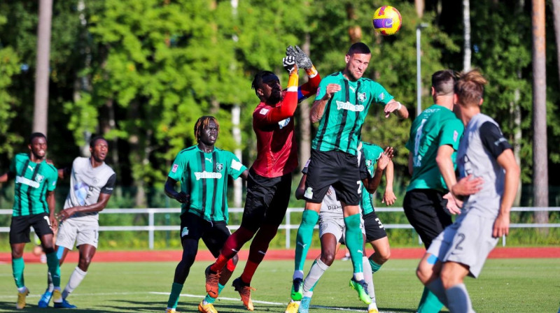 Cīņa Ķekavas "Audas" soda laukumā. Foto: Jānis Līgats/Valmiera FC