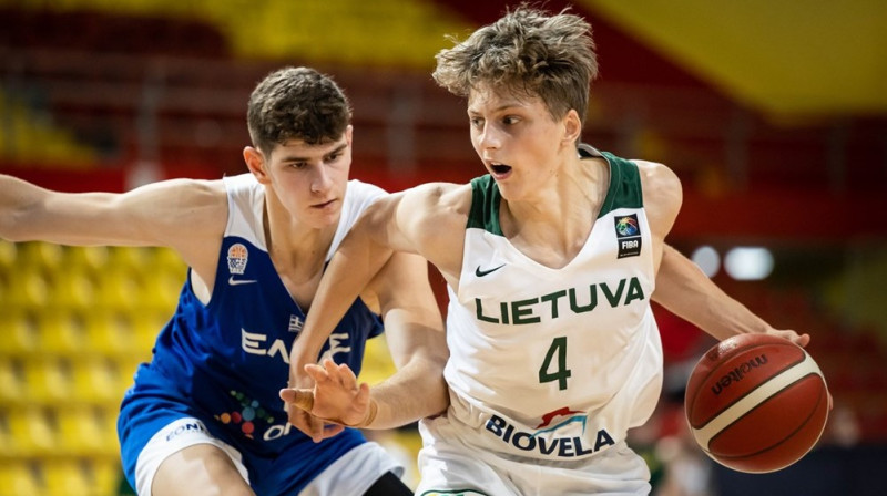 Lietuvas U16 izlases basketbolists Nojus Indrušaitis ar bumbu. Foto: FIBA