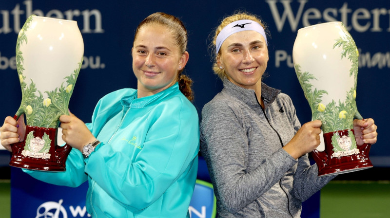 Aļona Ostapenko un Ludmila Kičenoka ar Sinsinati trofejām. Foto: AFP/Scanpix