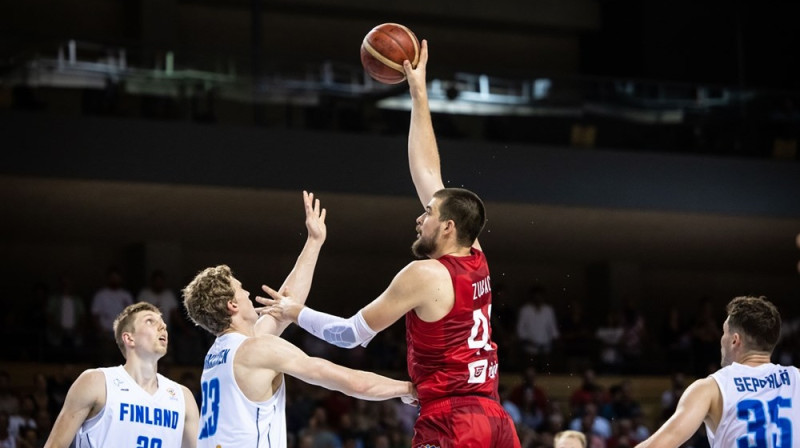 Ivica Zubacs pret Lauri Markanenu. Foto: FIBA