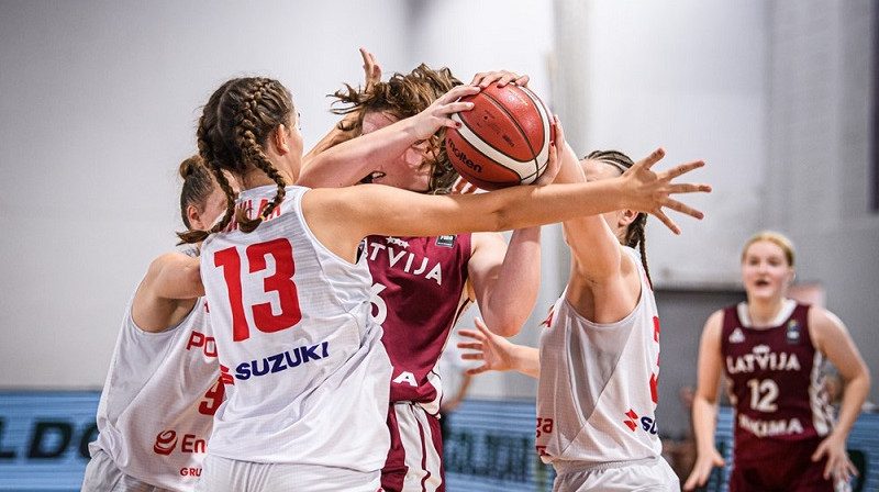 Evelīna Otto trīs Polijas meiteņu ielenkumā 2022. gada 20. augustā. Foto: FIBA