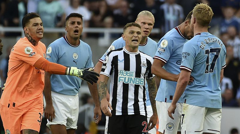 Manchester City spēlētāji ielenkuši Newcastle trešo vārtu autoru Tripjēru. Foto: AP/Scanpix.