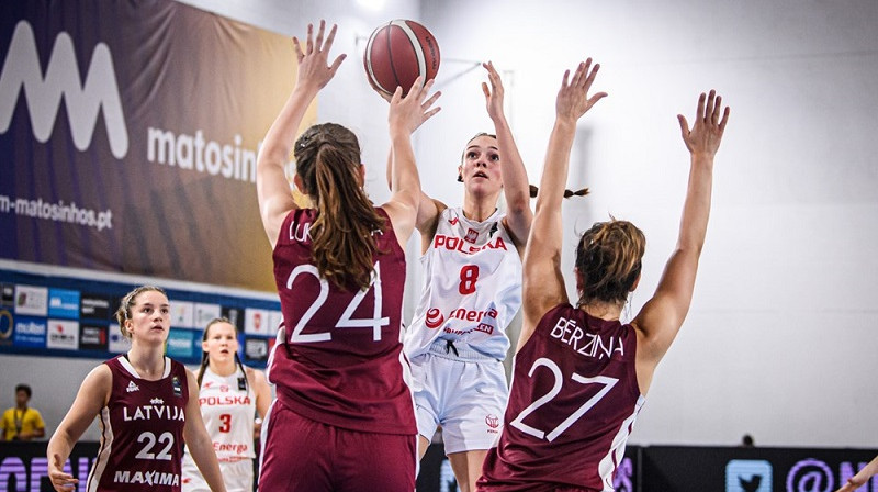 Krista Lukašēvica un Luīze Bērziņa aizsardzībā pret Poliju. Foto: FIBA