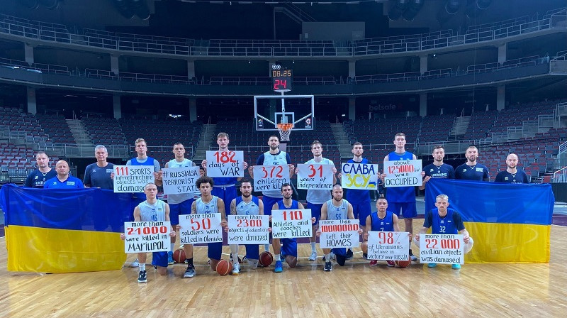 Ukrainas basketbolisti Neatkarības dienas priekšvakarā Rīgas arēnā. Foto: FBU