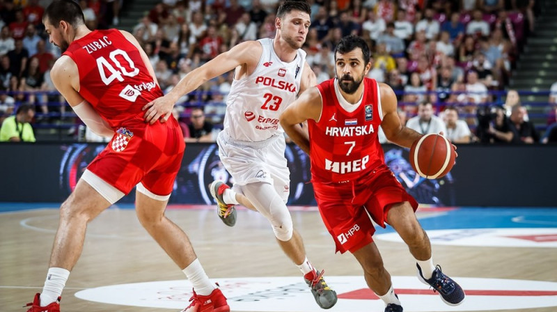 Horvātijas izlases basketbolists Krunoslavs Simons ar bumbu spēlē pret Poliju. Foto: FIBA