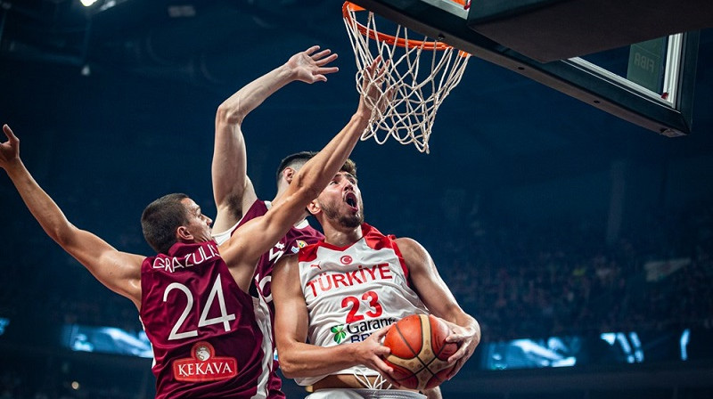 Andrejs Gražulis un Alperens Šenguns 2022. gada 25. augustā. Foto: Mikus Kļaviņš/FIBA