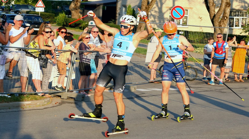 Lauris Kaparkalējs svin uzvaru pasaules junioru čempionātā sprintā. Foto: Agris Veckalniņš.