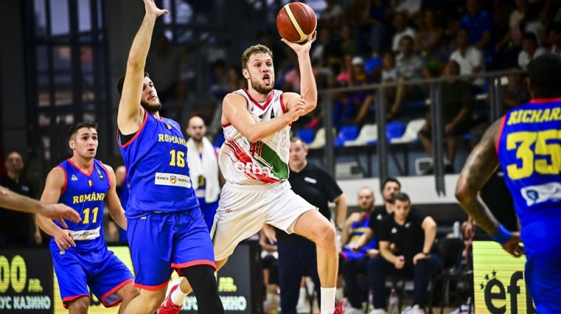 Bulgārijas izlases basketbolists Aleksandars Vezenkovs ar bumbu. Foto: FIBA