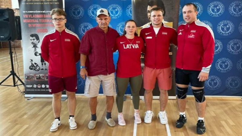 Latvijas svarcēlāji ar treneri. Foto: Ventspils "Spars".