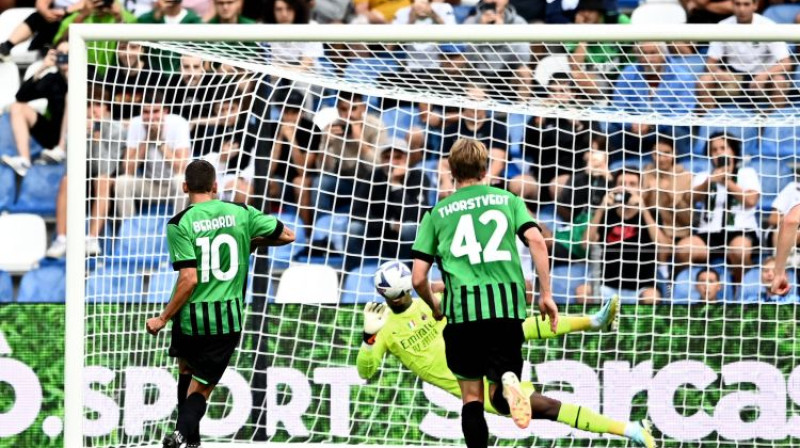 Maiks Meņāns atvaira Domeniko Berardi pendeli. Foto: imago/Gribaudi/ImagePhoto/Scanpix