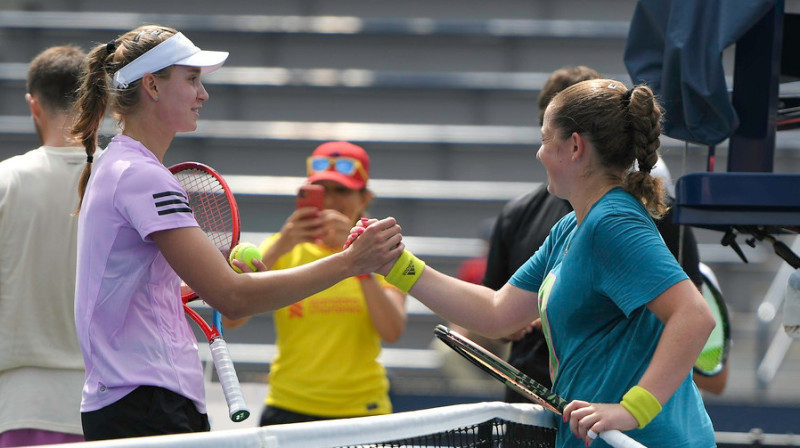 Jeļena Ribakina un Aļona Ostapenko. Foto: Michael Renz / @mrenzaero