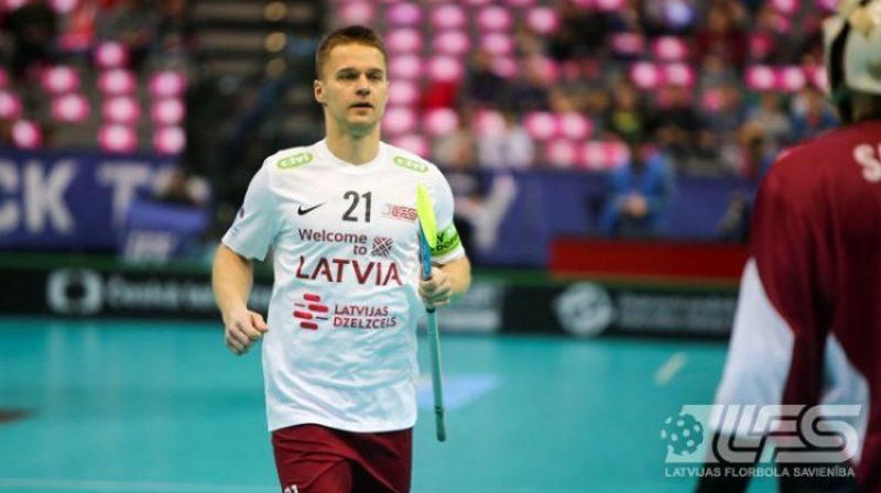 Latvijas florbola izlases spēlētājs Artis Raitums (#21). Foto: LFS