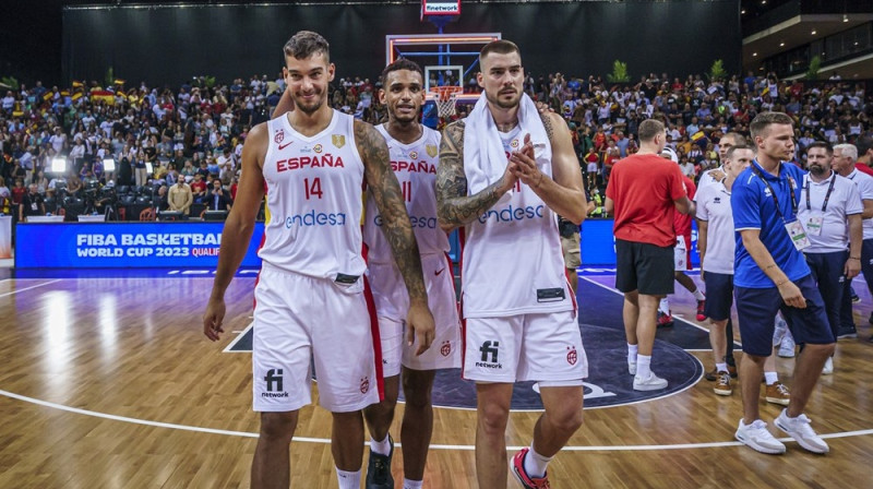 No kreisās: Villijs Ernangomess, Sevass Saiss un Huančo Ernangomess. Foto: FIBA