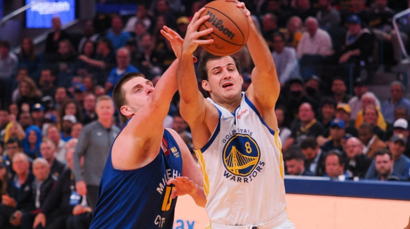 Nikola Jokičs un Nemaņja Bjelica NBA spēlē aprīlī. Foto: USA TODAY Sports/Scanpix