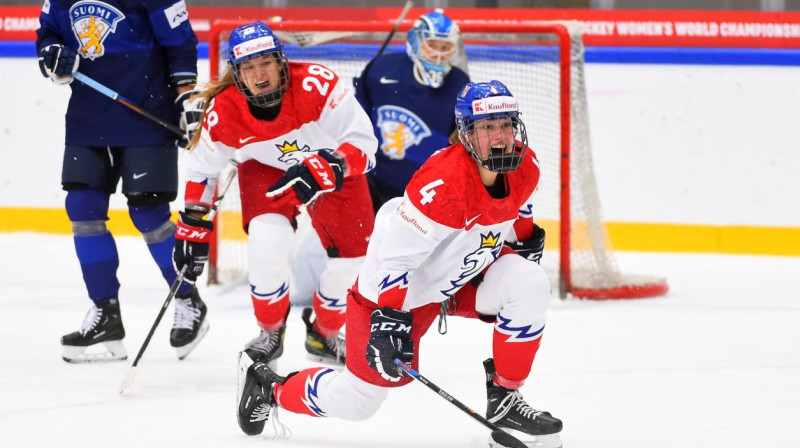Čehijas izlases hokejistes svin vārtu guvumu. Foto: Andrea Cardin/HHOF-IIHF Images