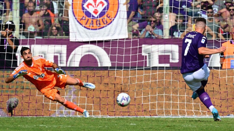 Luka Jovičs izpilda 11 metru soda sitienu. Foto: AFP/Scanpix