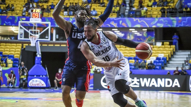 Meksikas valstsvienības basketbolists Gabriels Girons uzbrukumā ASV grozam. Foto: FIBA