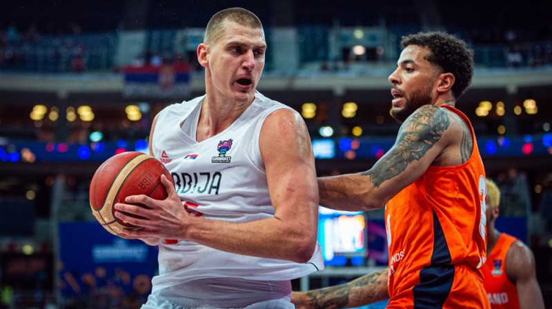 Serbijas izlases līderis Nikola Jokičs ar bumbu spēlē pret Nīderlandi. Foto: FIBA