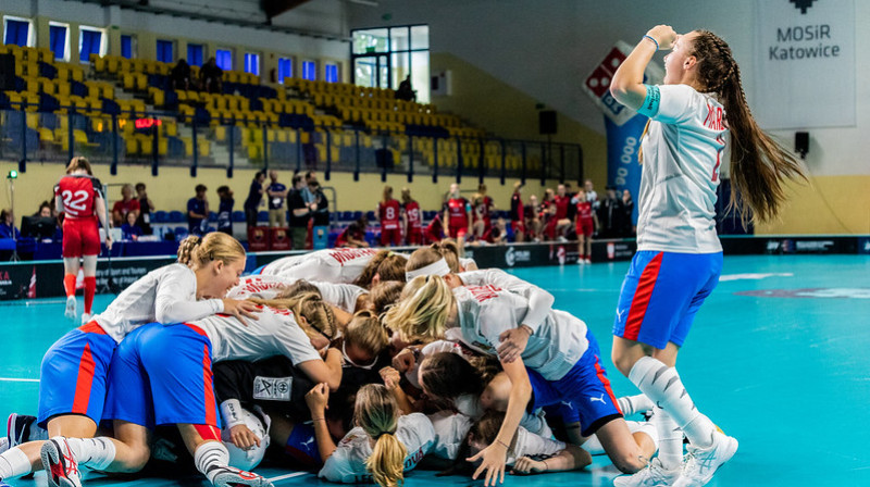 Čehietes līksmo par vēsturisku panākumu. Foto: IFF Floorball