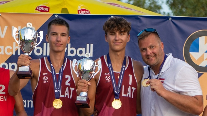 U18 EČ zelta medaļnieki - Gustavs Auziņš, Kristians Fokerots, treneris Lauris Iecelnieks. Foto: Hellenic Volleyball Federation