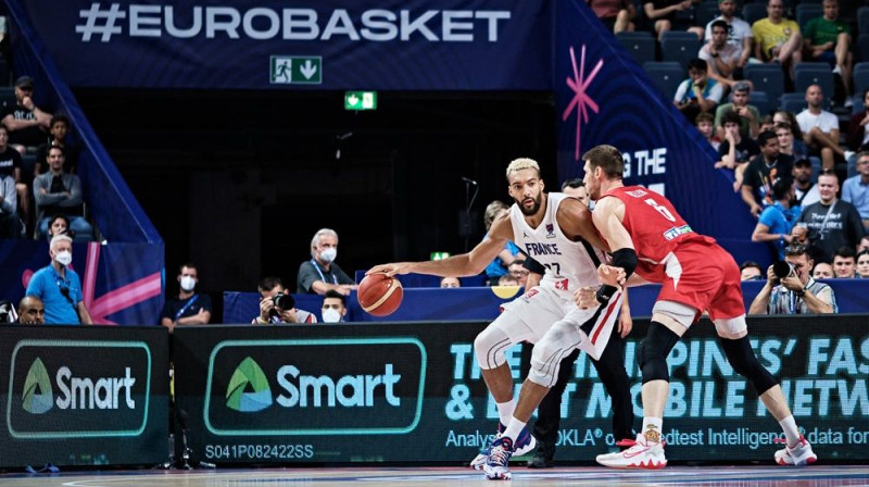 Rudī Gobērs (#27) uzbrukumā ''EuroBasket 2022'' ietvaros spēlē pret Ungāriju. Foto: FIBA