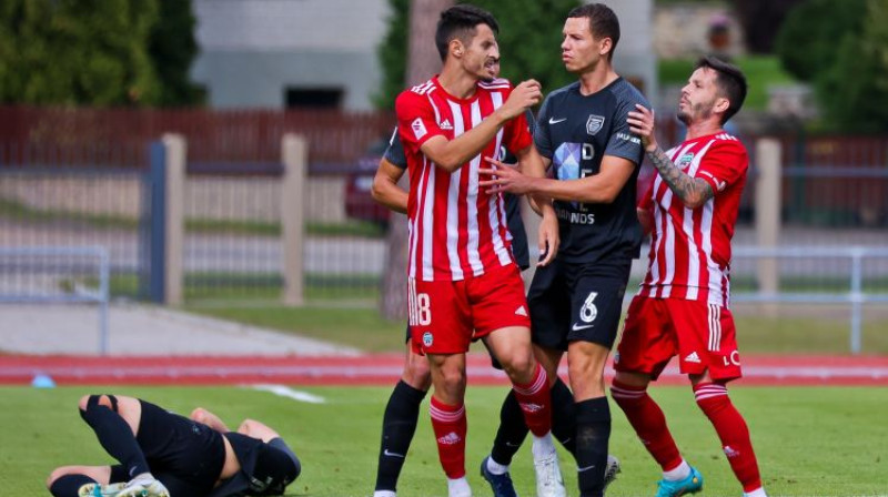 Indicents starp Nemaņu Belakoviču un zemē guļošo Alvi Jaunzemu. Šajā epizodē noraidījumu vēl nebija. Foto: Jānis Līgats/Valmiera FC