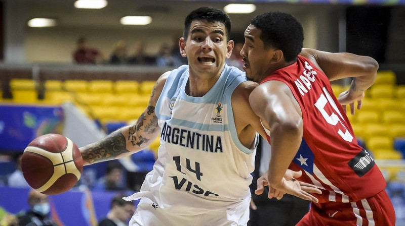 Argentīnietis Gabriels Deks ar bumbu spēlē pret Puertoriko. Foto: FIBA