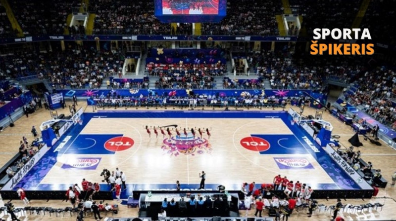 Spēles sekretariāta galdiņš bildes apakšējā malā pa vidu. Foto: FIBA