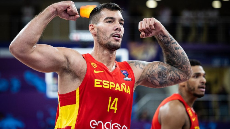 Villijs Ernangomess (#14) spāņu panākumā pret Melnkalni ''EuroBasket 2022'' ietvaros. Foto: FIBA